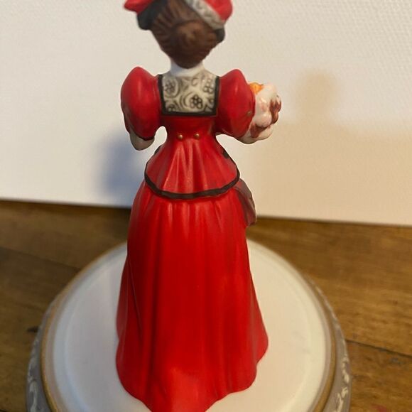 AVON PRESIDENTS CLUB MRS PFE ALBEE  (2) DOMED PORCELAIN MINI FIGURINE, 1996/1997 - Picture 8 of 11
